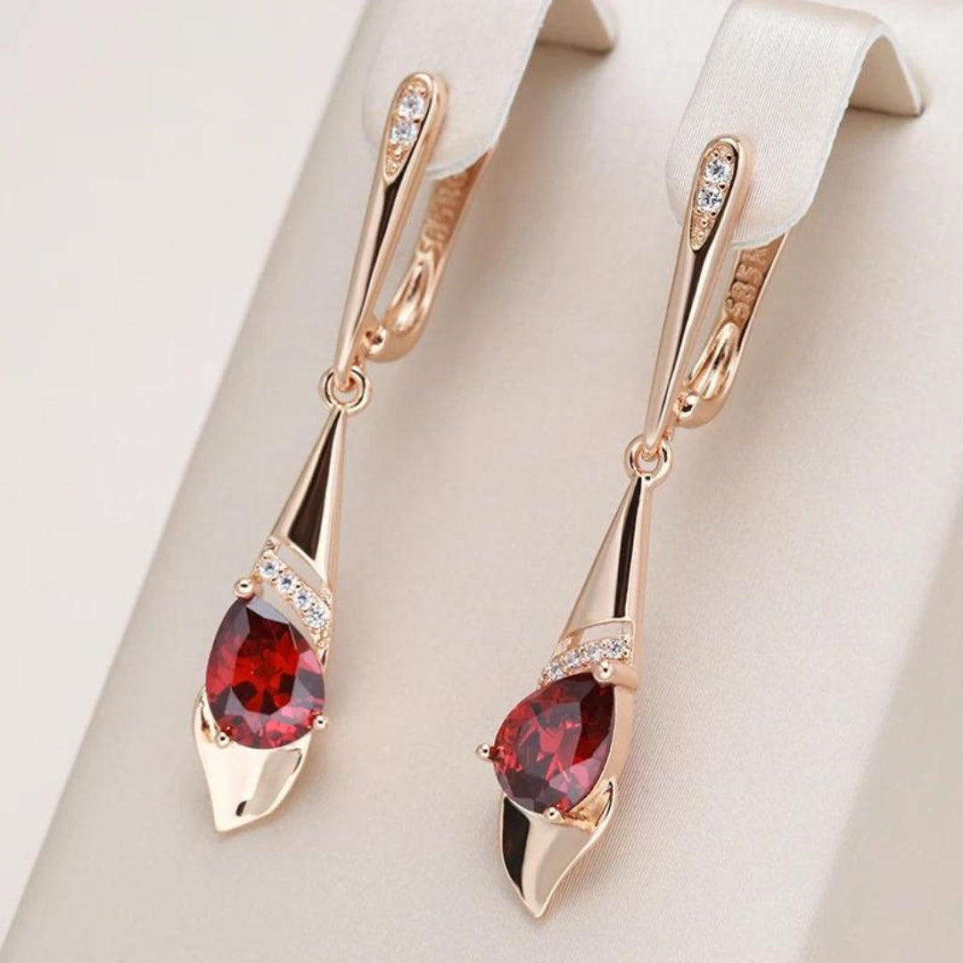 Elegantes Aretes con Cristal Rojo en Oro