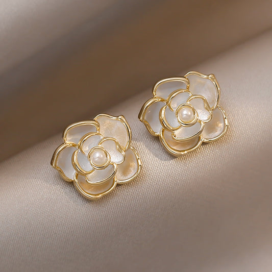 Aretes Flor Blanca con Perlas Elegantes