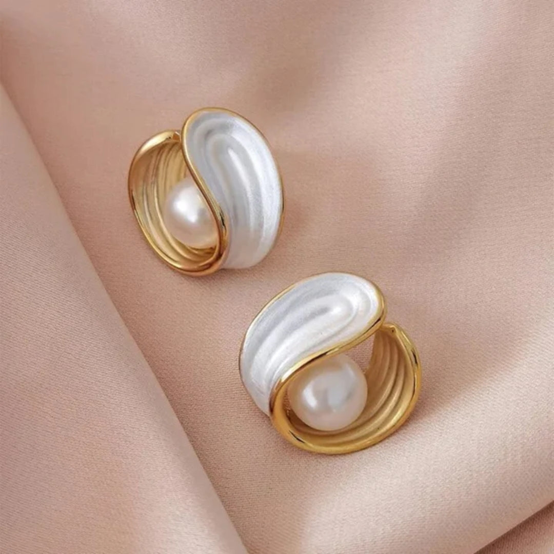 Aretes Elegantes de Ópalo Blanco con Perla en Oro