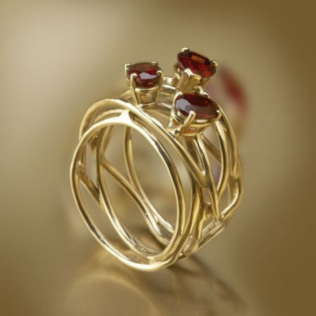 Anillo Fino Dorado con Cristal Rojo Vintage