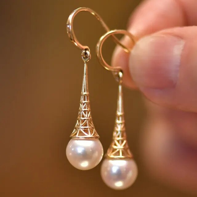 Aretes Dorados con Perlas Colgantes Elegantes