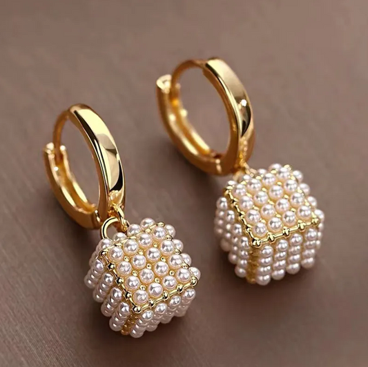 Elegantes Aretes de Perlas Cúbicas