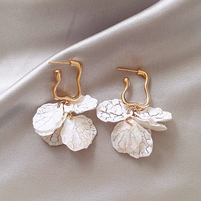 Elegantes Aretes con Pétalos Blancos