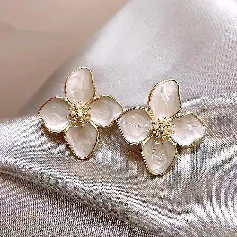 Aretes Elegantes Pétalo Blanco en Oro