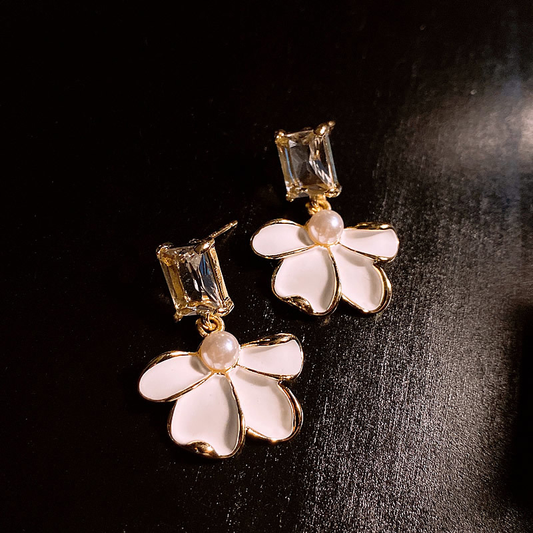 Aretes de Perla con Pétalos de Oro Blanco