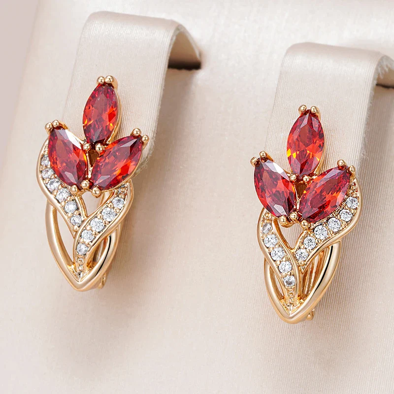 Aretes de Flor de Circonio Rojo Elegante en Oro