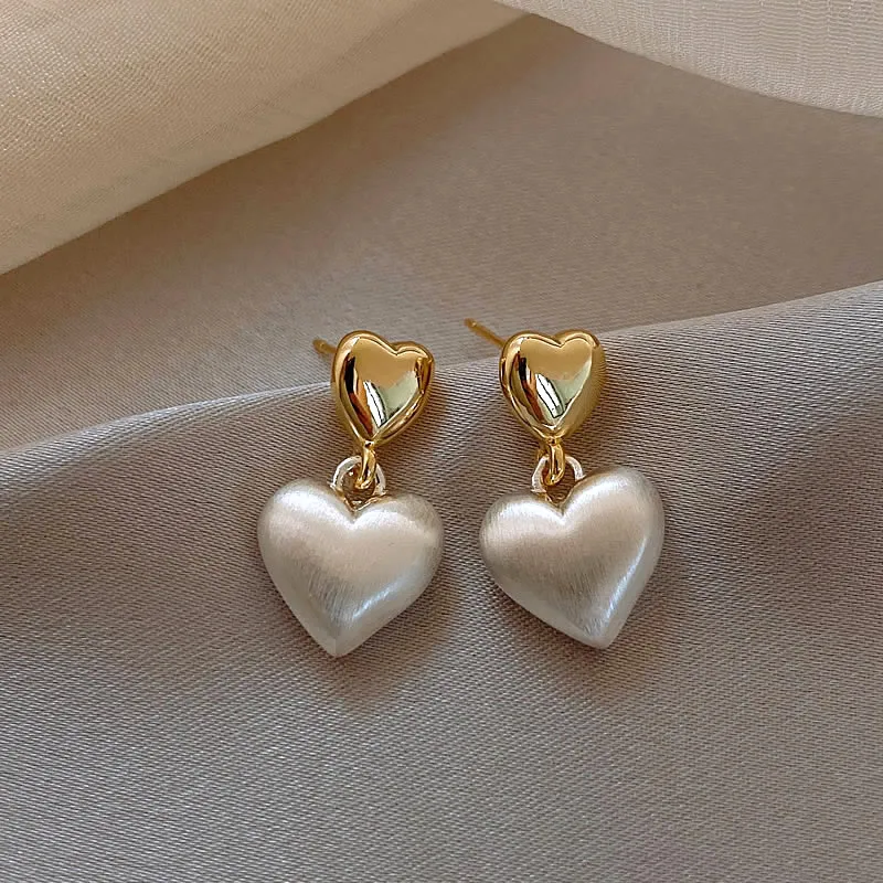 Elegantes Aretes Corazón Perla Dorada