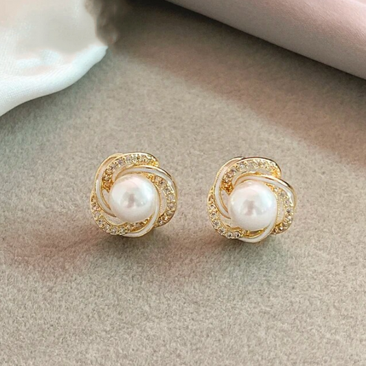 Elegantes Aretes Espiral de Perlas con Circonitas Doradas