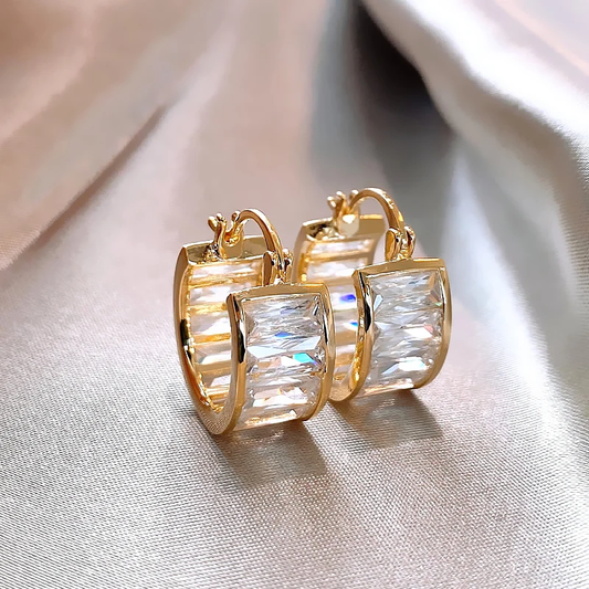 Elegantes Aretes de Oro con Cristal Blanco