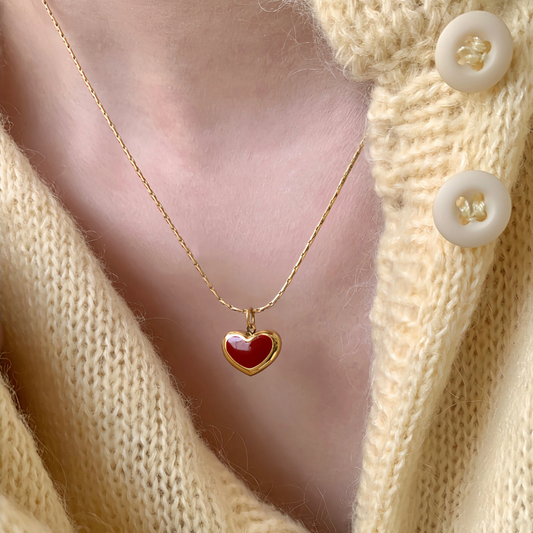 Elegante Collar de Oro Corazón Rojo